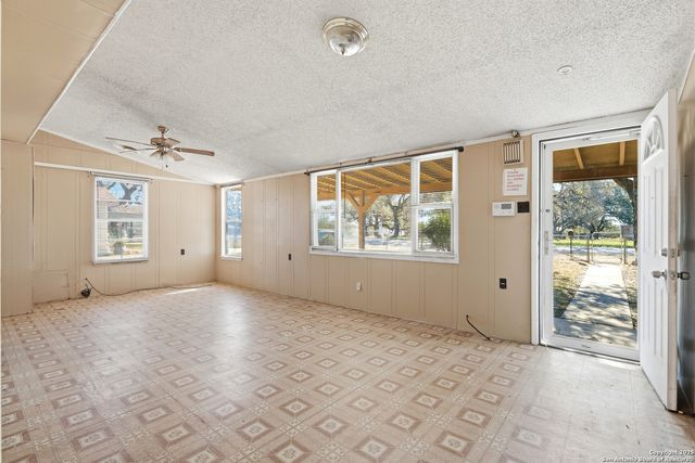 316 W COLONIAL PKWY, Devine, TX 78016