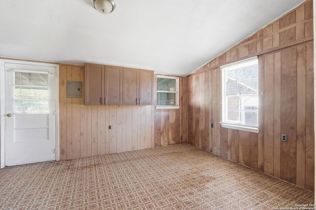 316 W COLONIAL PKWY, Devine, TX 78016