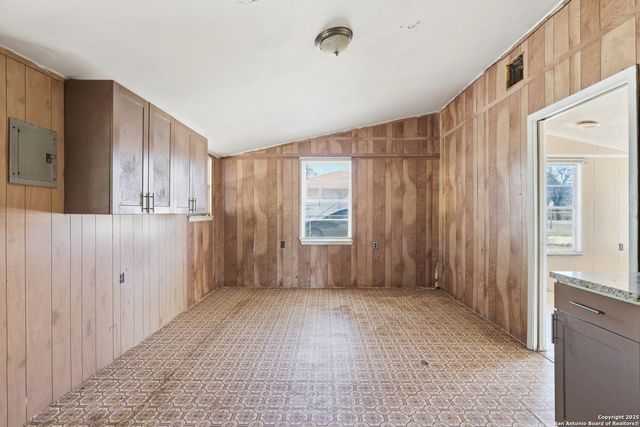 316 W COLONIAL PKWY, Devine, TX 78016