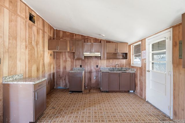 316 W COLONIAL PKWY, Devine, TX 78016