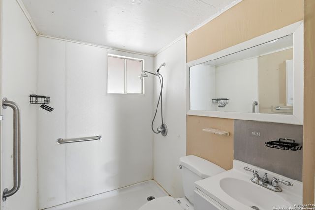 316 W COLONIAL PKWY, Devine, TX 78016