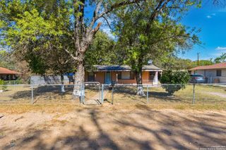 316 W COLONIAL PKWY, Devine, TX 78016