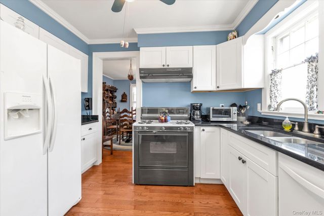 34 Kingsland Place, Babylon, NY 11702