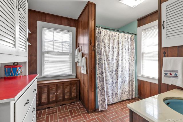34 Kingsland Place, Babylon, NY 11702