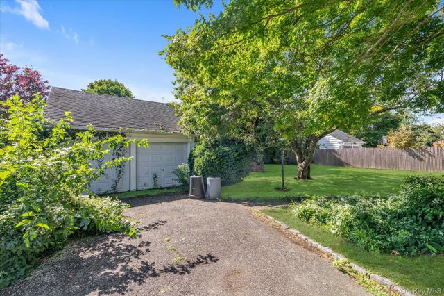 34 Kingsland Place, Babylon, NY 11702