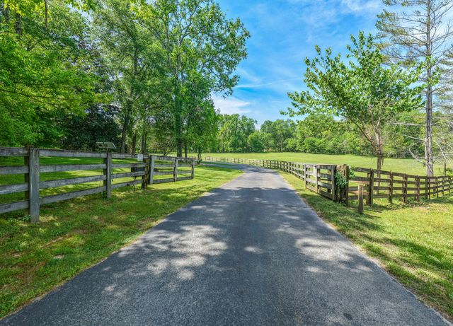 2153 Williamsport Pike, Columbia, TN 38401