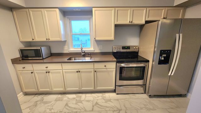 1008 N Milwaukee Avenue 1, Libertyville, IL 60048