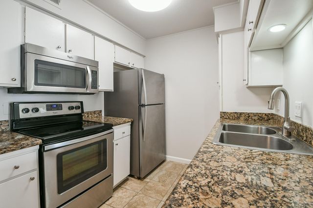 4641 Wild Indigo Street 450, Houston, TX 77027