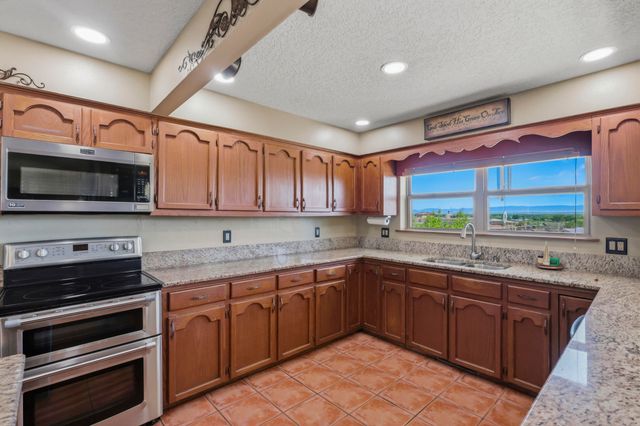 980 Hillside Circle SW, Los Lunas, NM 87031