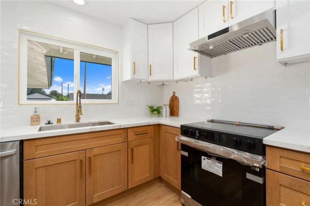 2076 N Diamond, Orange, CA 92867