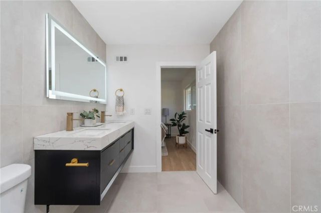 2076 N Diamond, Orange, CA 92867