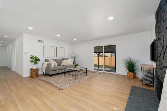 2076 N Diamond, Orange, CA 92867