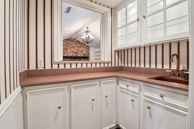 1015 Crowley Road, Arlington, TX 76012