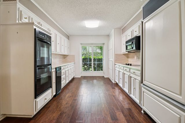 1015 Crowley Road, Arlington, TX 76012