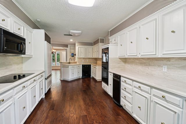 1015 Crowley Road, Arlington, TX 76012