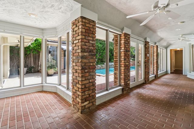 1015 Crowley Road, Arlington, TX 76012