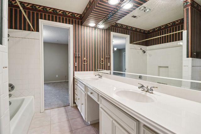 1015 Crowley Road, Arlington, TX 76012