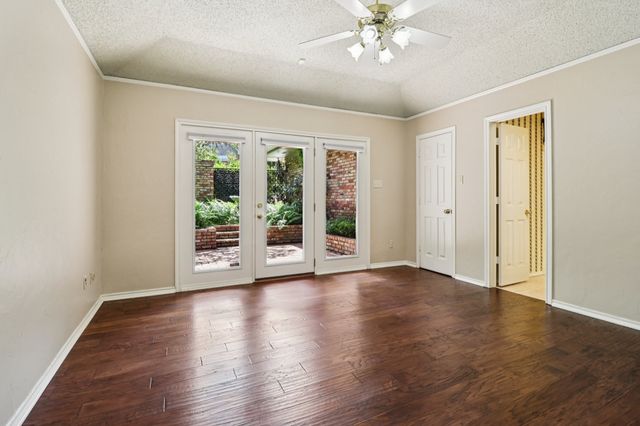 1015 Crowley Road, Arlington, TX 76012