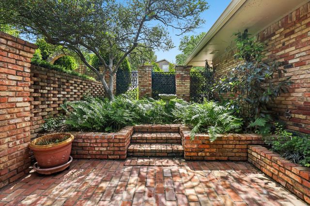 1015 Crowley Road, Arlington, TX 76012