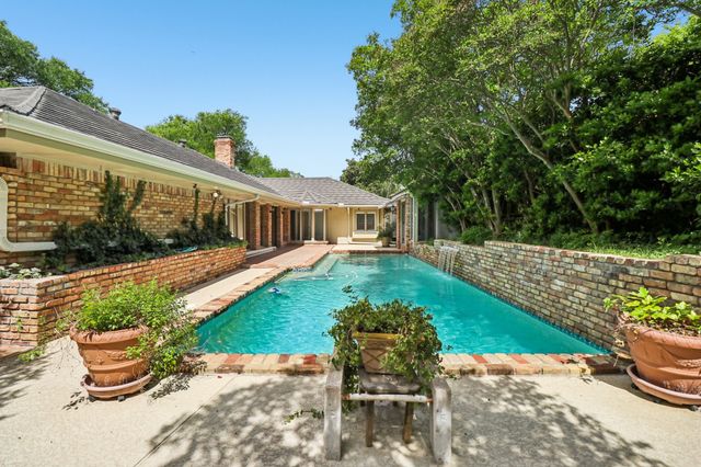 1015 Crowley Road, Arlington, TX 76012