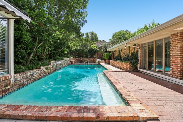 1015 Crowley Road, Arlington, TX 76012