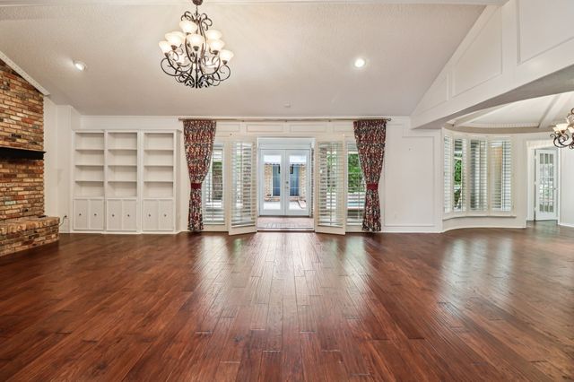 1015 Crowley Road, Arlington, TX 76012