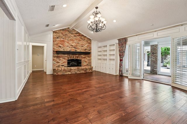 1015 Crowley Road, Arlington, TX 76012