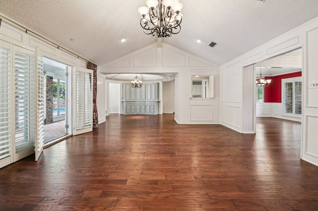 1015 Crowley Road, Arlington, TX 76012