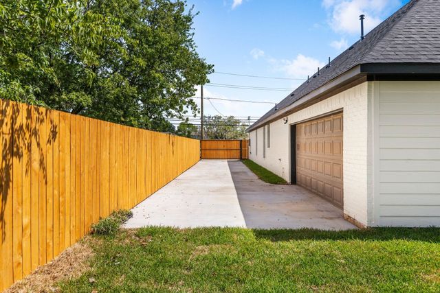 437 N Jim Miller Road, Dallas, TX 75217
