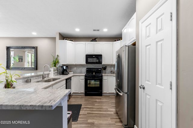 100 Pine Street, 3, Lakehurst, NJ 08733