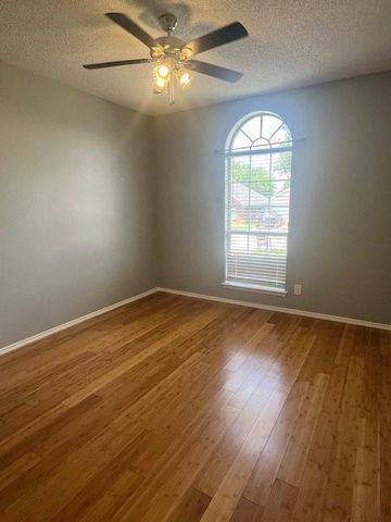 814 Elbe Drive, Arlington, TX 76001