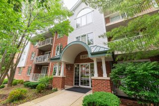 541 N Hough Street 102, Barrington, IL 60010