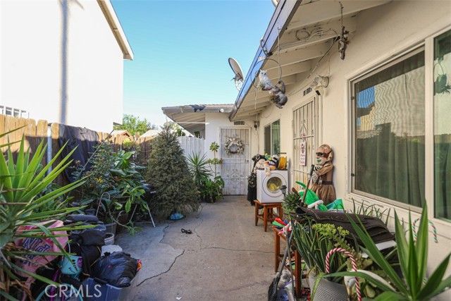 11114 Willowbrook Avenue, Los Angeles, CA 90059
