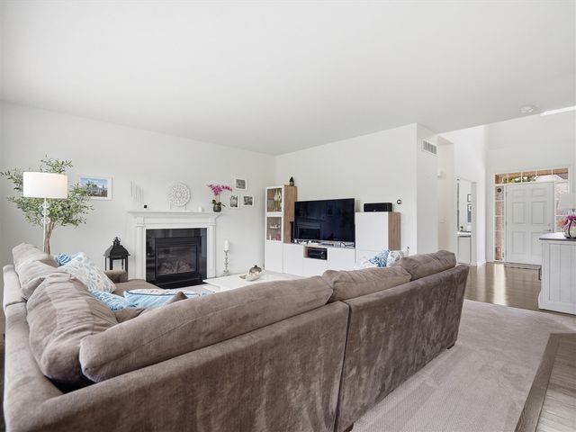 21222 Laurelwood Court, Farmington, MI 48336