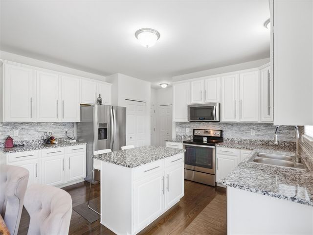 21222 Laurelwood Court, Farmington, MI 48336