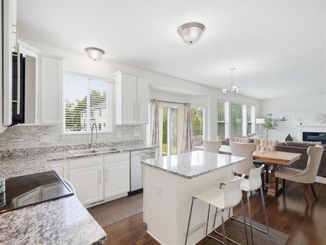 21222 Laurelwood Court, Farmington, MI 48336