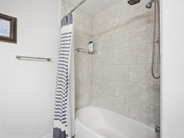 21222 Laurelwood Court, Farmington, MI 48336