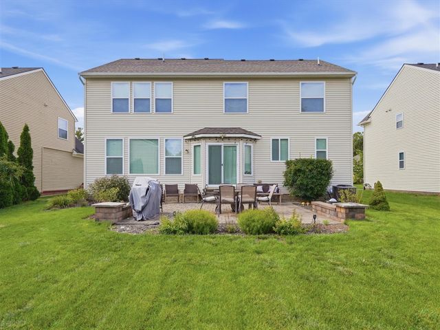 21222 Laurelwood Court, Farmington, MI 48336