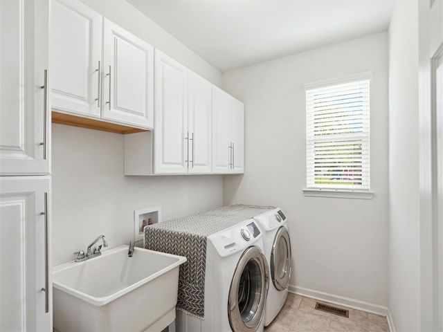 21222 Laurelwood Court, Farmington, MI 48336