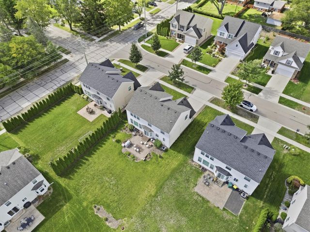 21222 Laurelwood Court, Farmington, MI 48336