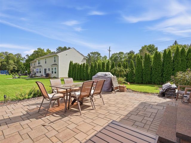 21222 Laurelwood Court, Farmington, MI 48336
