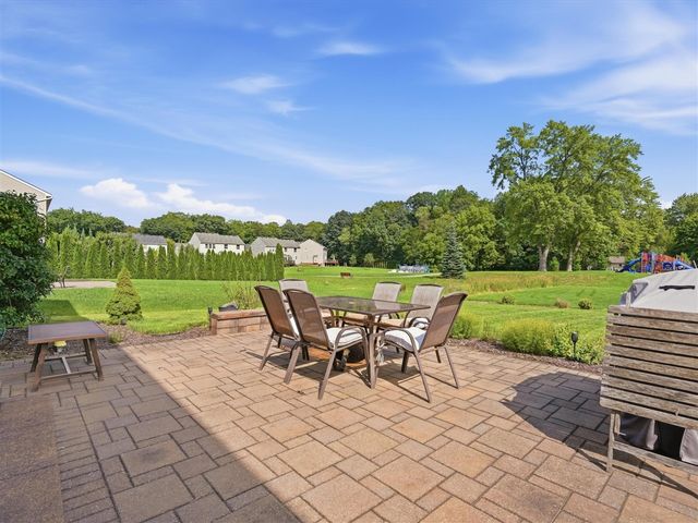 21222 Laurelwood Court, Farmington, MI 48336