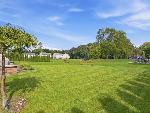 21222 Laurelwood Court, Farmington, MI 48336
