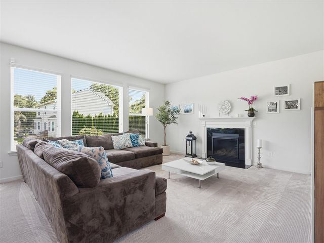21222 Laurelwood Court, Farmington, MI 48336