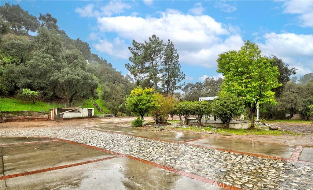 Image 10 of property listing at 18 Woodlyn Lane, Bradbury, CA 91008