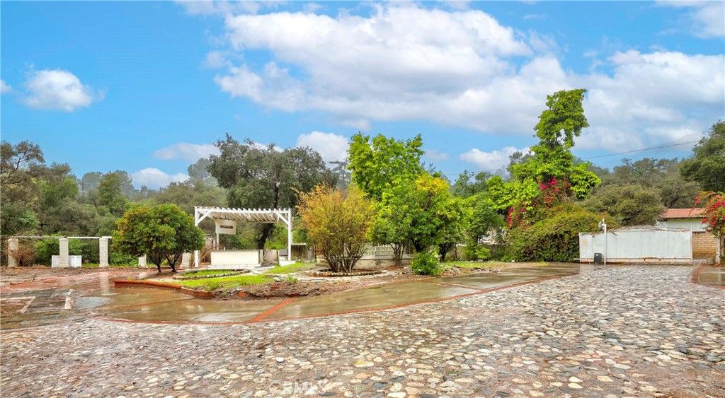 Image 4 of property listing at 18 Woodlyn Lane, Bradbury, CA 91008