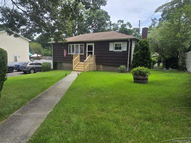 20 Birch Avenue, Farmingville, NY 11738