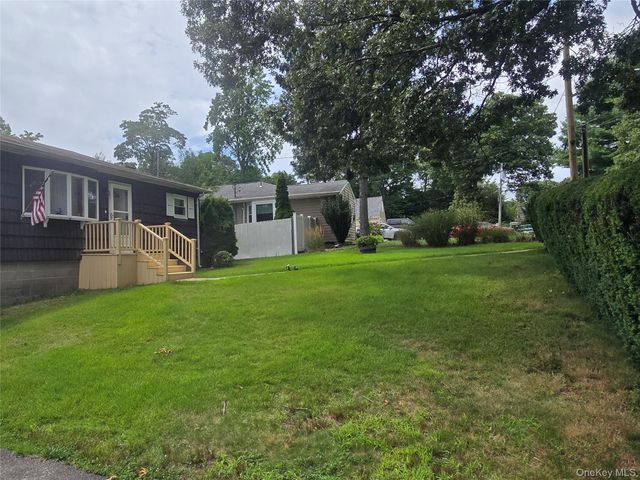 20 Birch Avenue, Farmingville, NY 11738