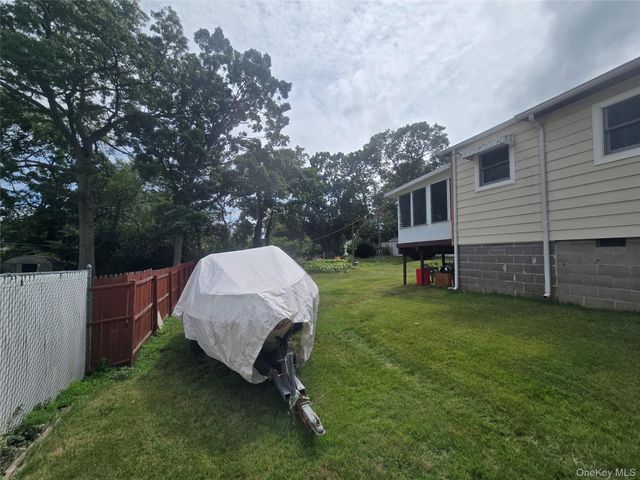 20 Birch Avenue, Farmingville, NY 11738