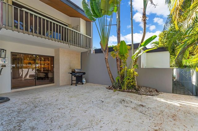 6611 SW 72nd St 38, South Miami, FL 33143